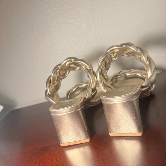 Gold Heels Size 5.5 fit also Size 6. - Picture 2 of 4